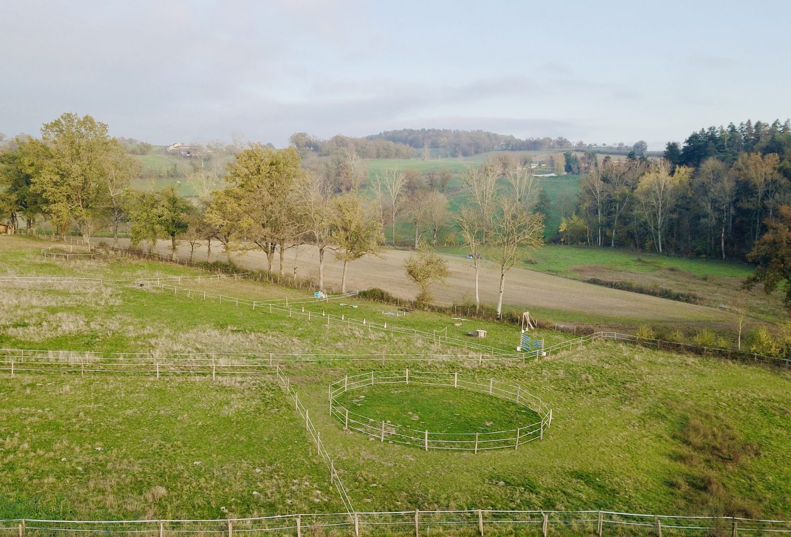 Les espaces extérieurs du Centre Equaizen dans les Monts du Lyonnais