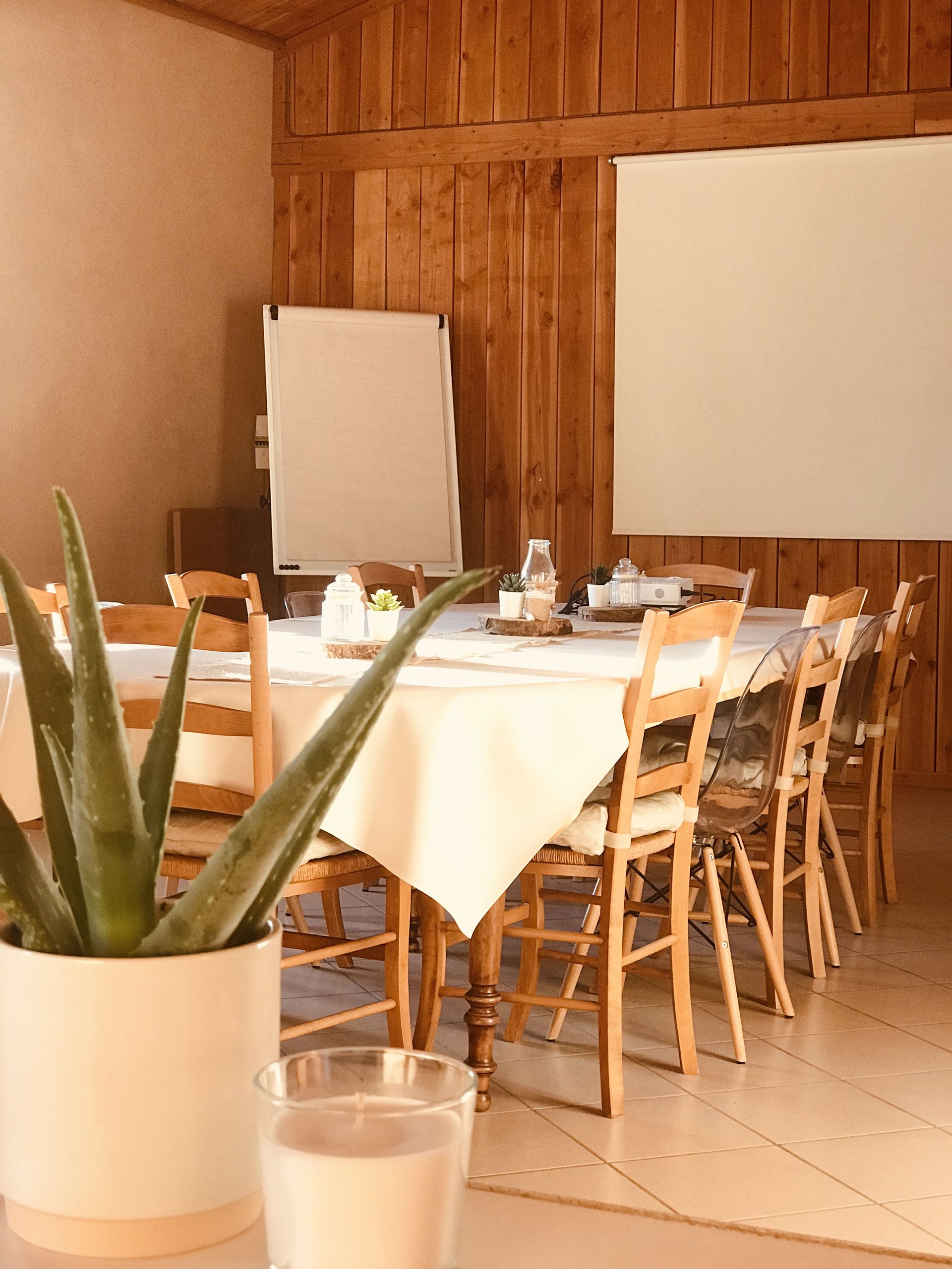 La salle de réunion du Centre Equaizen, utilisée pour les temps de travail assis
